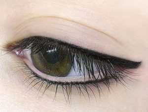 Bild zeigt Auge mit Lidstrich Pigmentierung von Riso