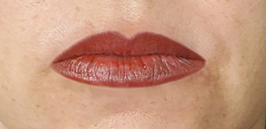 natürliche und wunderschöne Lippe nach Korrekturen und Retuschen
